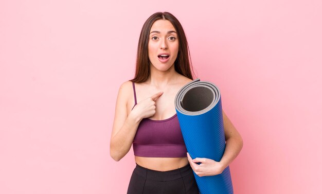 l'air choqué et surpris avec la bouche grande ouverte pointant vers soi