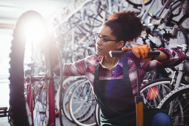 l&#39;air de remplissage mécanique dans le pneu de vélo avec pompe à air