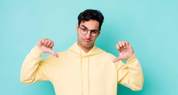 L'air triste déçu ou en colère montrant les pouces vers le bas en désaccord se sentant frustré