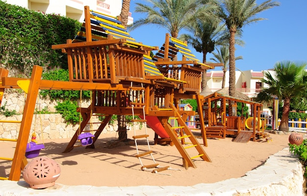 Aire de jeux en bois pour enfants dans un complexe hôtelier à egipt, sharm el sheikh, sinai