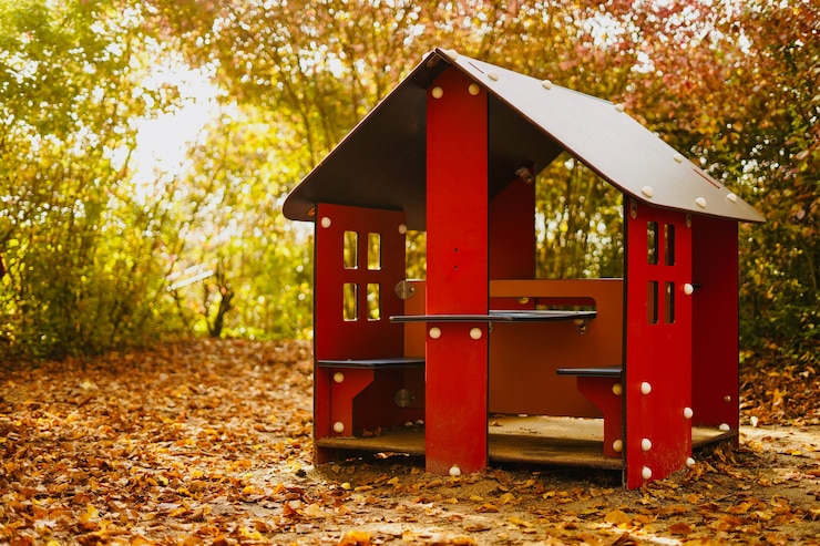 Photo gratuit aire de jeux en bois rouge dans le parc