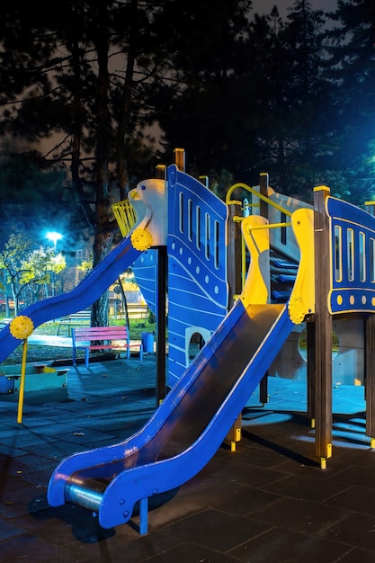 Aire de jeux dans un parc la nuit.