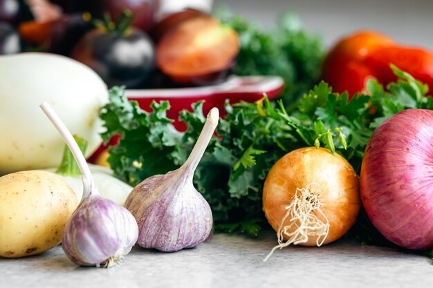 Ajout d'oignon et de persil sur la table de la cuisine