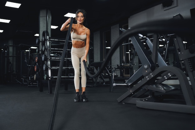 Ajuster la jeune femme faisant la formation de corde de bataille