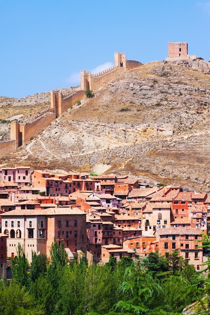 Albarracin avec mur de forteresse. Espagne