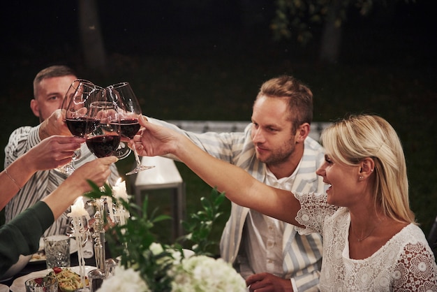 L'alcool donne une certaine relaxation, alors buvons-le. Les amis se rencontrent le soir. Bon restaurant extérieur