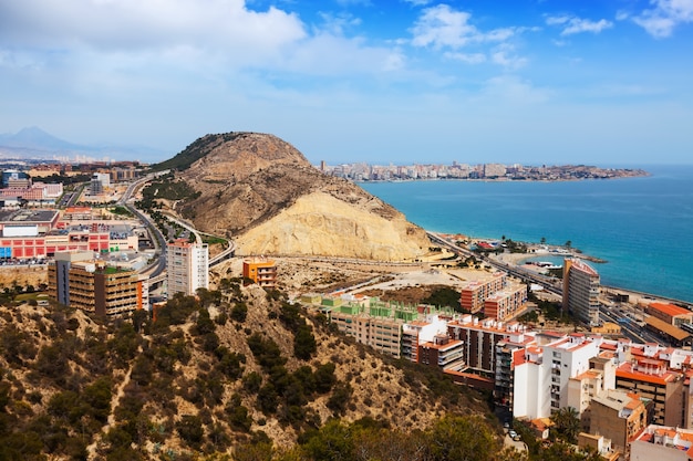 Alicante du point culminant dans le jour nuageux. Espagne