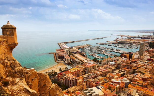 Alicante avec des yachts amarrés du château. Espagne