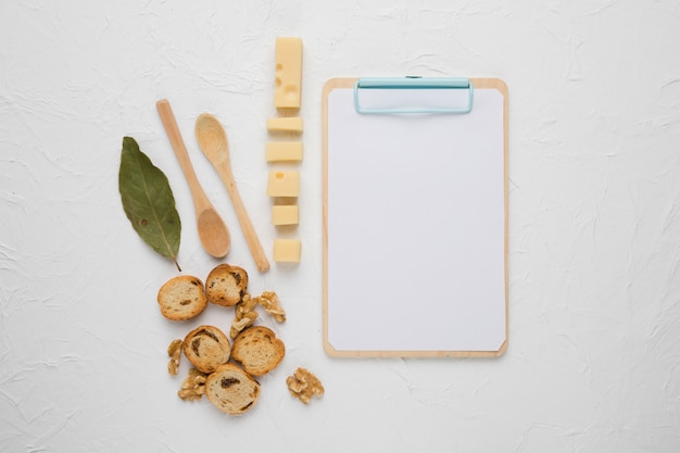 Photo gratuite alimentation saine avec presse-papiers vide en bois sur fond de béton