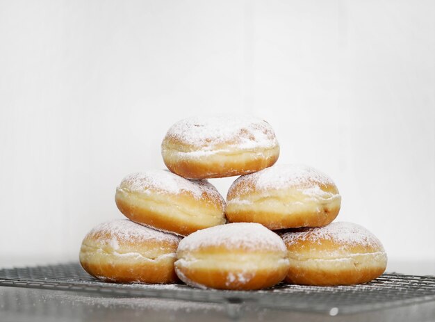 Aliments. Beignets fraîchement cuits sur la table