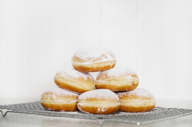 Aliments. Beignets fraîchement cuits sur la table