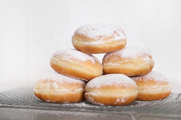 Aliments. Beignets fraîchement cuits sur la table