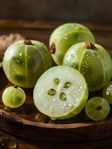 Aliments crus avec des gouttes d'eau en studio