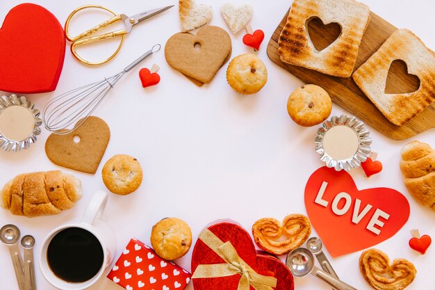 Aliments cuits au four et cadeaux pour la Saint-Valentin