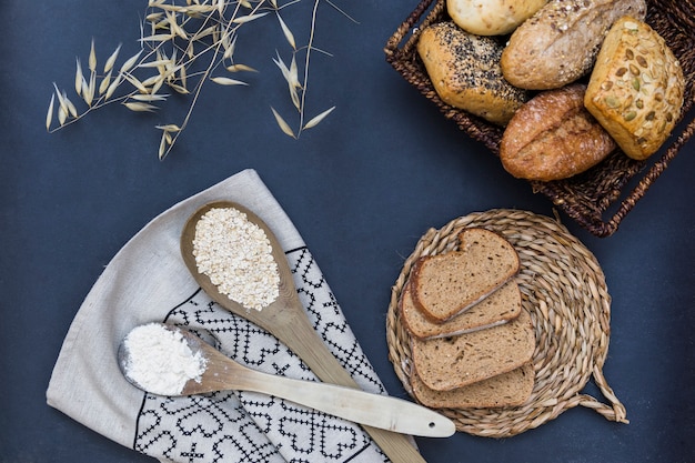 Aliments cuits au four avec une cuillère d&#39;avoine et de farine