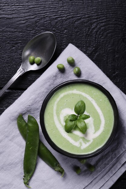 Aliments. Délicieuse soupe à base de pois