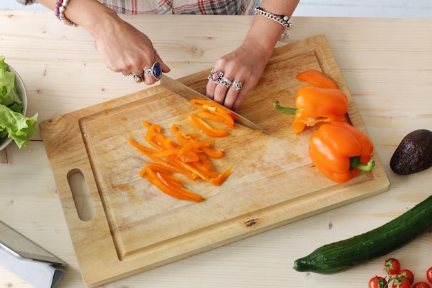 Aliments. Fille à la cuisine