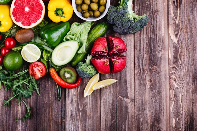 Des aliments frais et sains. Avocabo, choux de Bruxelles, concombres, poivrons rouges, jaunes et verts