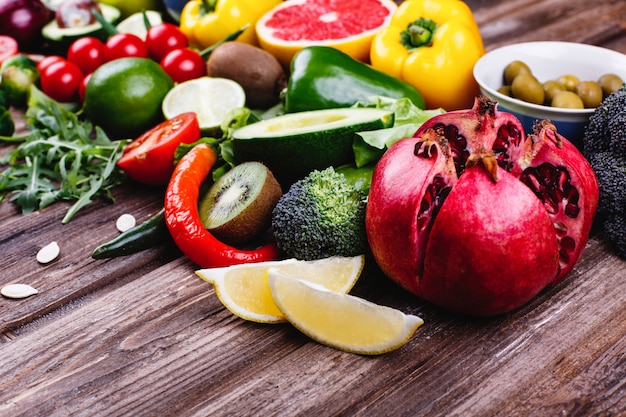 Des aliments frais et sains. Avocabo, choux de Bruxelles, concombres, poivrons rouges, jaunes et verts