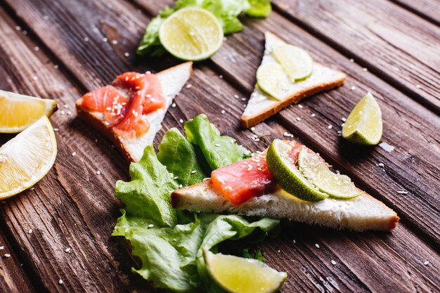 Des aliments frais et sains. Idées petit déjeuner ou déjeuner. Pain au fromage, avocat et saumon