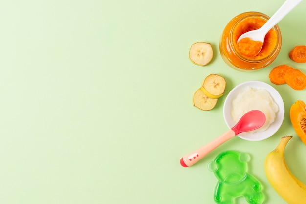 Aliments pour bébés sur fond vert au-dessus de la vue