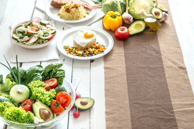 Aliments sains biologiques sur la table à manger