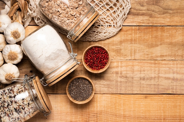 Photo gratuite des aliments sains et des graines sur un fond en bois avec espace de copie