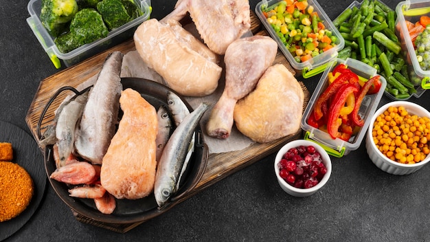Aliments surgelés sur la table