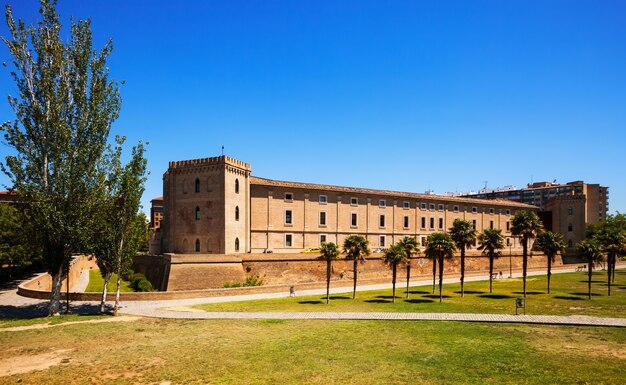 Aljaferia Palace à Saragosse en été