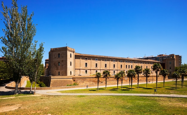Aljaferia Palace à Saragosse en été