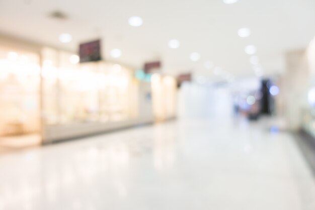 allée vide avec vitrine brillante