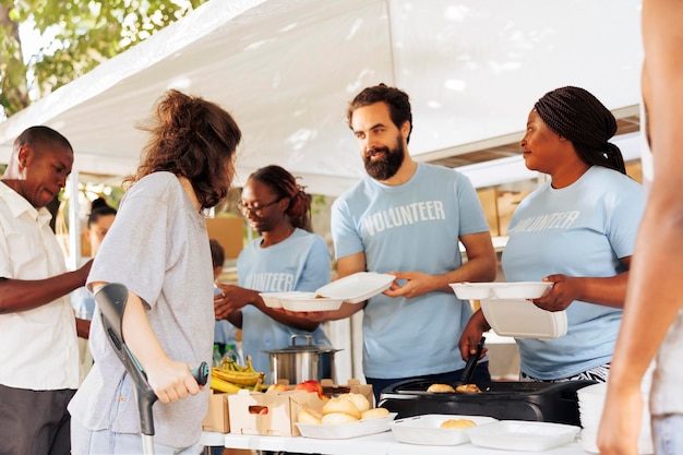 Photo gratuite allégement de la faim pour les personnes handicapées