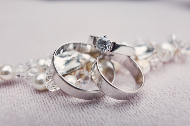 Les Alliances En Argent Raffiné En Or Blanc Reposent Sur Le Bracelet