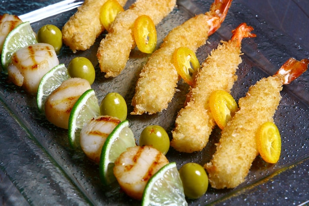 Allsorts de peignes de mer à la sauce à l'orange et aux crevettes tigrées crépitantes