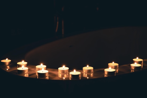 Photo gratuite allumer des bougies dans la salle de bain dans le noir