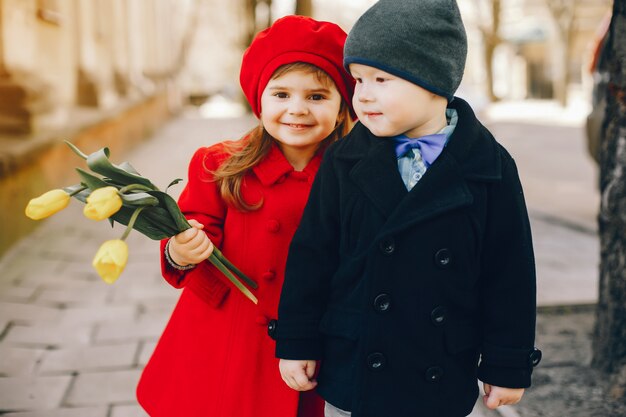 allumer les enfants dans un parc