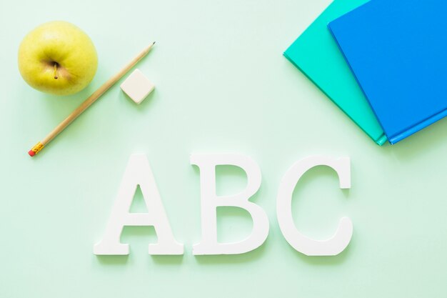 Alphabet caractères avec stationnaire