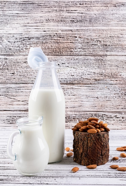 Photo gratuite amande et lait avec morceau de bois