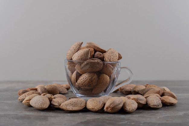 Photo gratuite amandes autour d'un bol d'amandes sur la surface en marbre