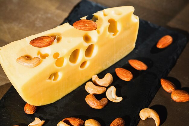 Amandes et cacahuètes sur un délicieux fromage suisse