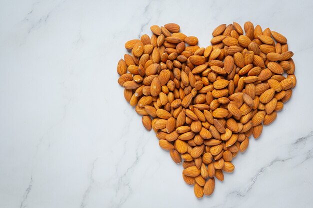 Amandes dans un bol sur fond de marbre