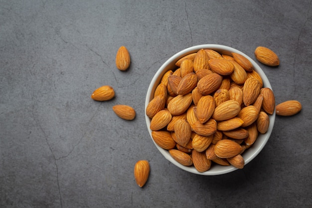 Amandes dans un bol sur fond sombre