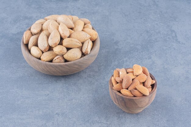 Amandes décortiquées et non décortiquées sur fond de marbre.