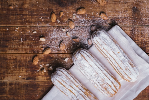 Photo gratuite amandes avec éclairs sur une serviette sur le bureau en bois