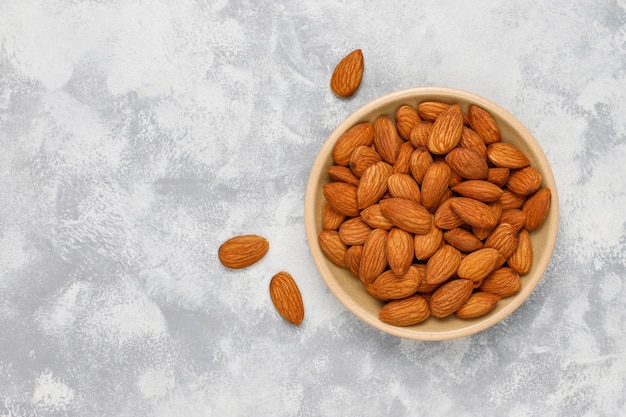 Amandes fraîches en plaques de céramique. Vue de dessus