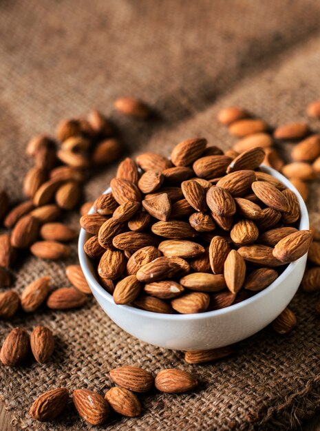 Amandes grillées dans un bol blanc