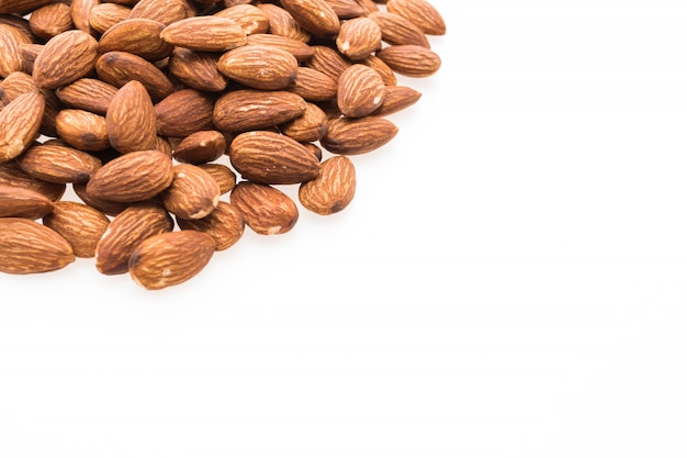 amandes de montagne dans un fond blanc