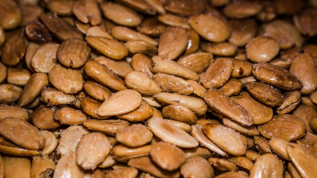 Amandes naturelles en vente sur le marché