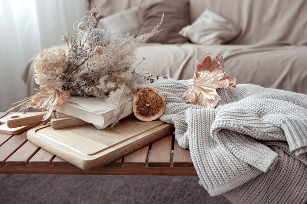 Ambiance d'automne avec des détails de décoration d'automne et un pull en tricot dans la chambre.