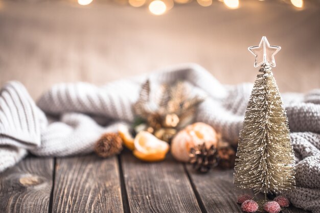 Ambiance chaleureuse festive de Noël avec décor à la maison et mandarines sur fond de bois, concept de confort à la maison